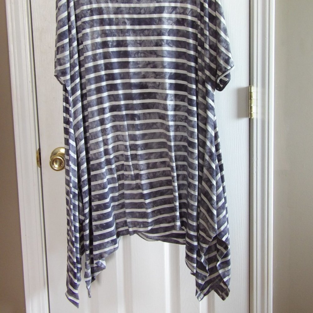 La vanya Woman Cold Shoulder Short Sleeve Top - Picture 2 of 6